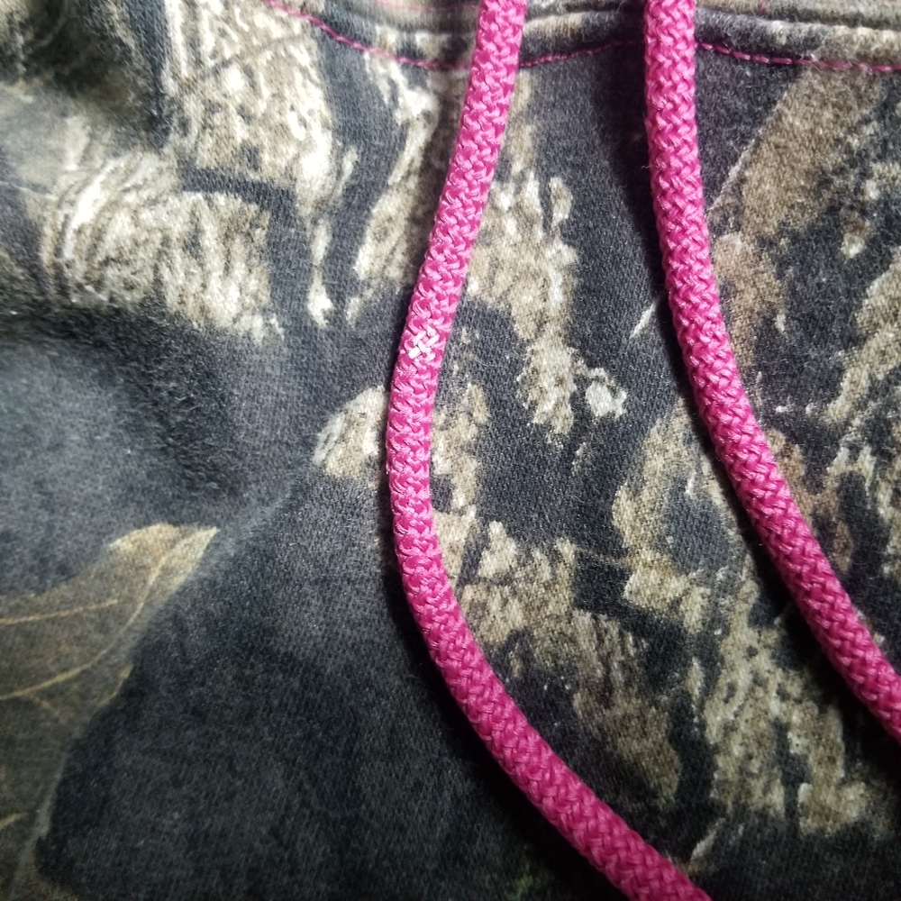 LIKE NEW MOSSY OAK WOMEN'S CAMOUFLAGE AND PINK HOODIE SIZE LARGE - Picture 9 of 12